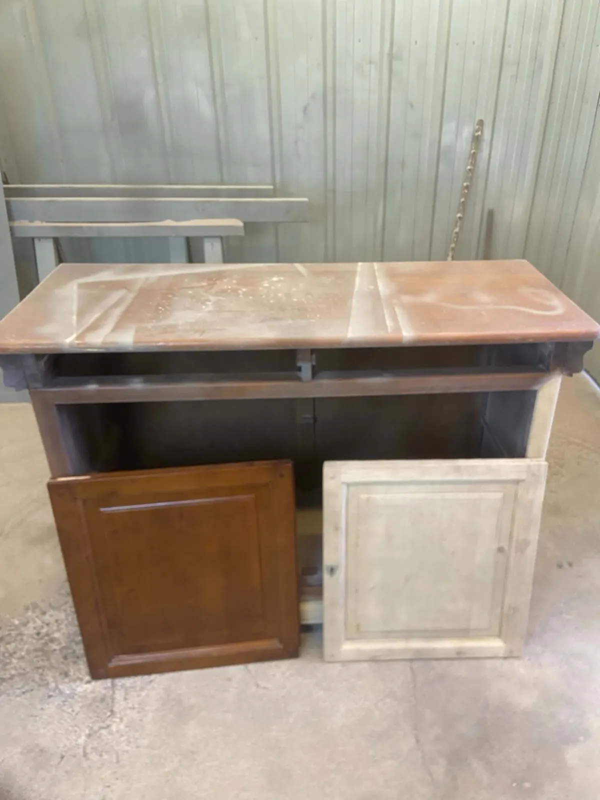 Meuble en bois avant et après aérogommage
