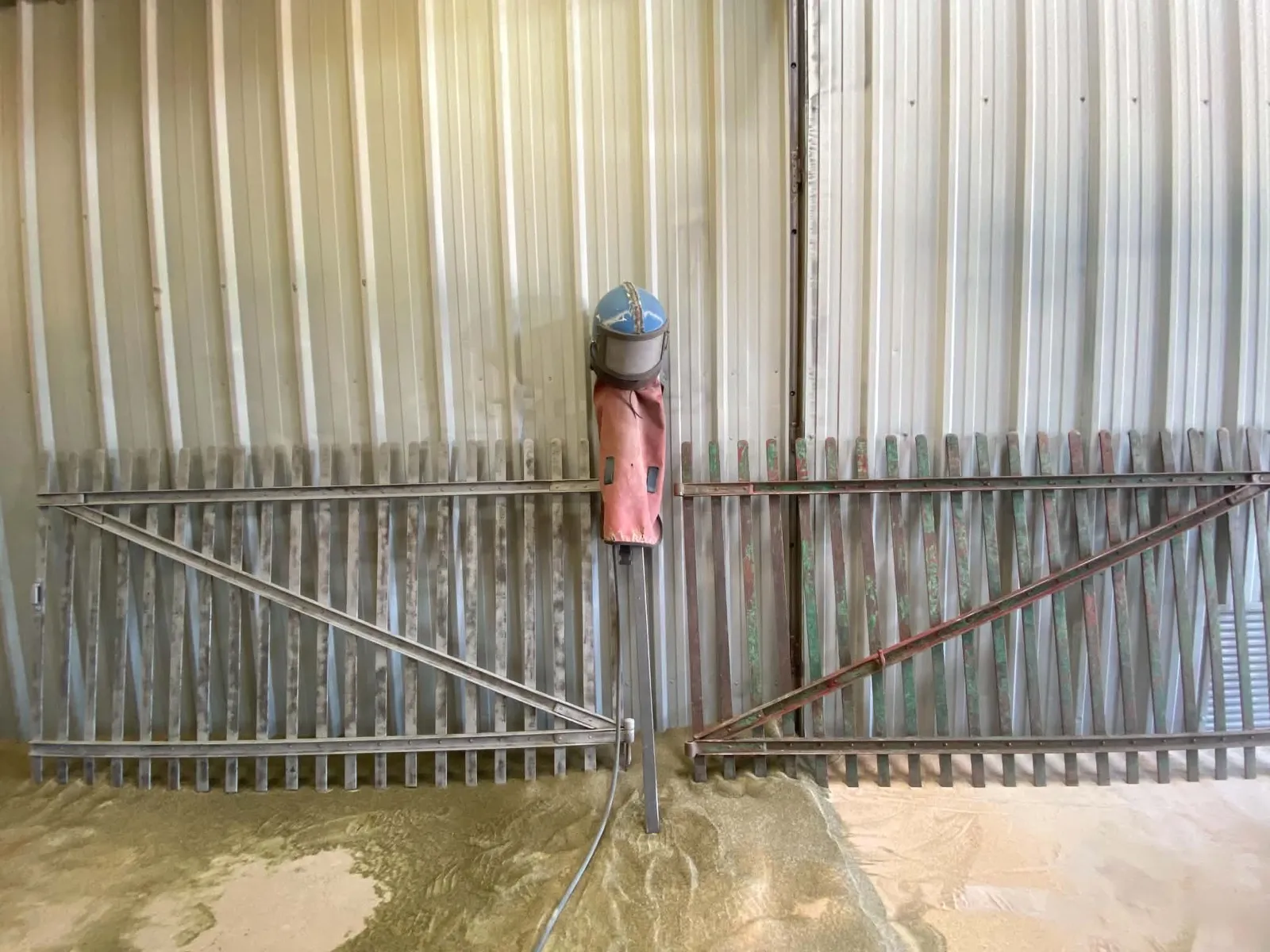 Portail en métal en cours d'aérogommage